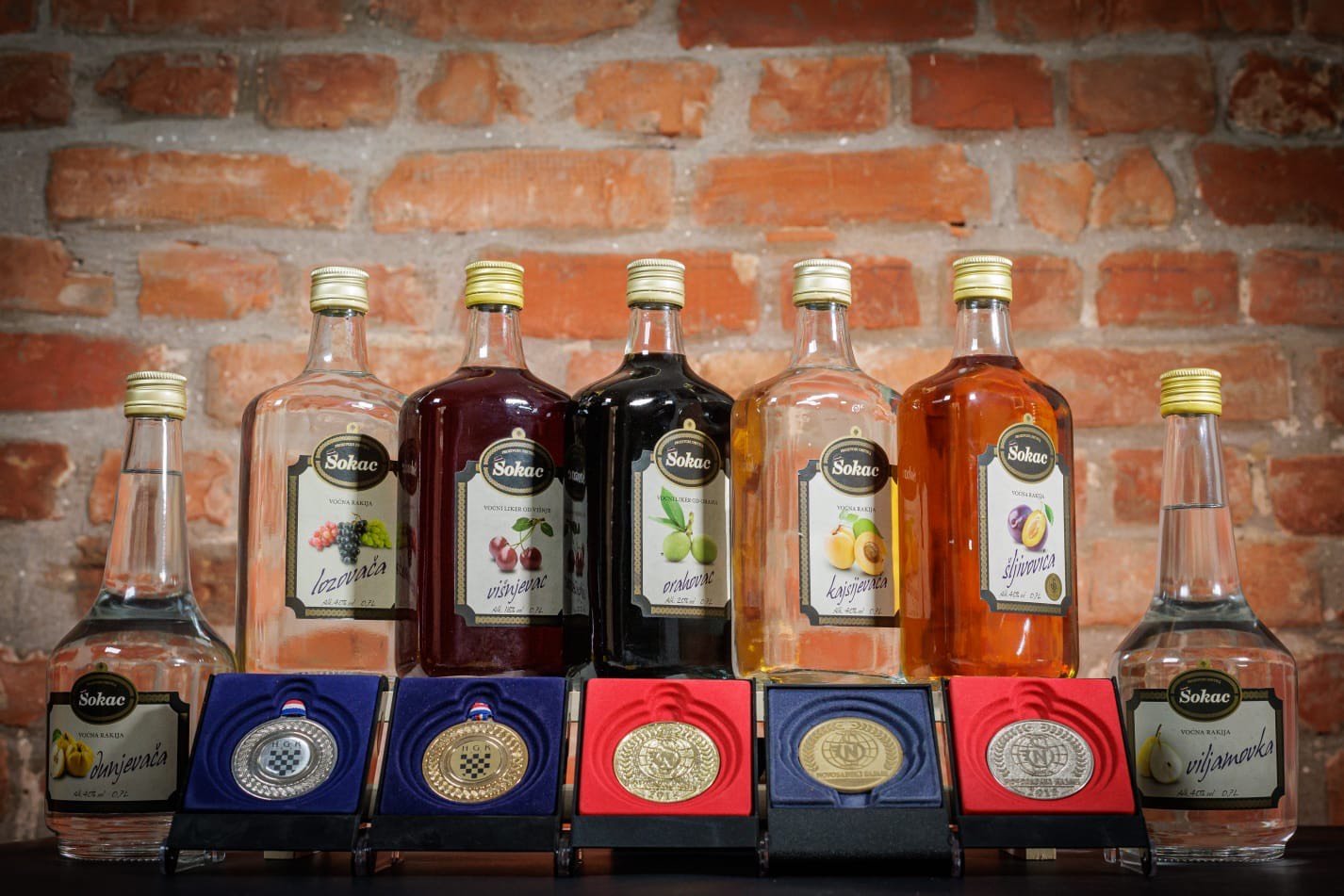 Kolekcija nagrađenih domaćih rakija Šokac destilerije – šljivovica, viljamovka, kajsijevača, višnjevača, orahovača i lozovača